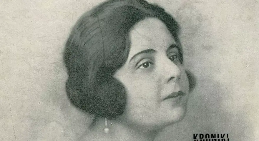Portret kobiety z lat 20. XX wieku, z charakterystyczną fryzurą i kolczykiem. Jej życie prywatne budziło zainteresowanie.