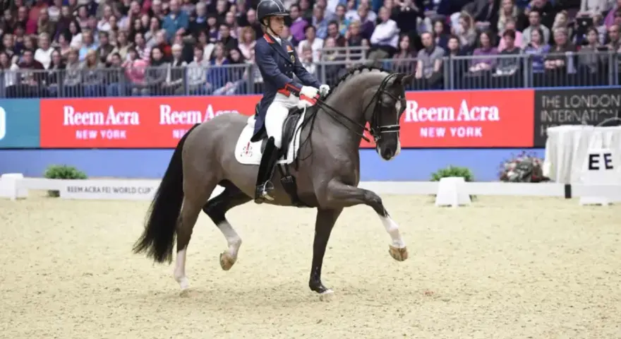 Un cavalier et son cheval Valegro, mort de beauté, exécutent une figure d'équitation devant une foule.