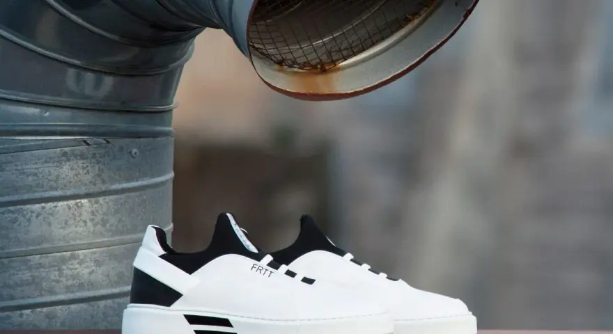 Scarpe bianche uomo con dettagli neri, perfette per un look casual. Ecco come abbinare scarpe bianche uomo con stile.