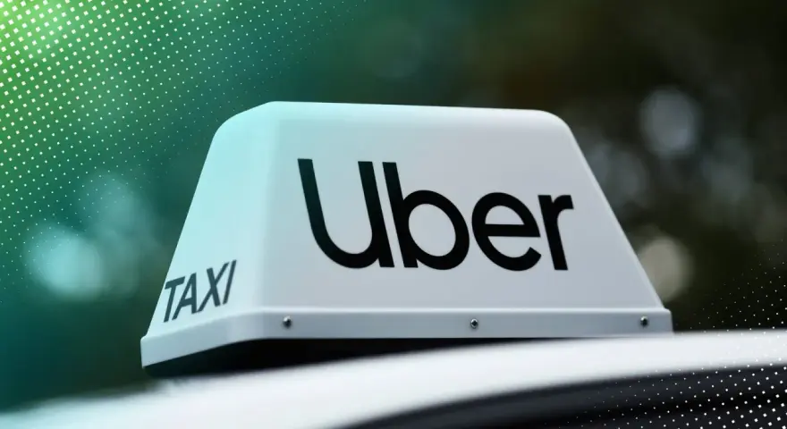 Uber Taxi-Schild auf einem Auto. Informiere dich, wie du Uber Fahrer wirst und starte deine Karriere.