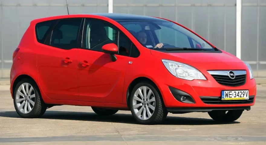 Czerwona Opel Meriva z czarnym dachem, idealna do miasta. Jaki silnik benzynowy wybrać? Ten model oferuje komfort i praktyczność.