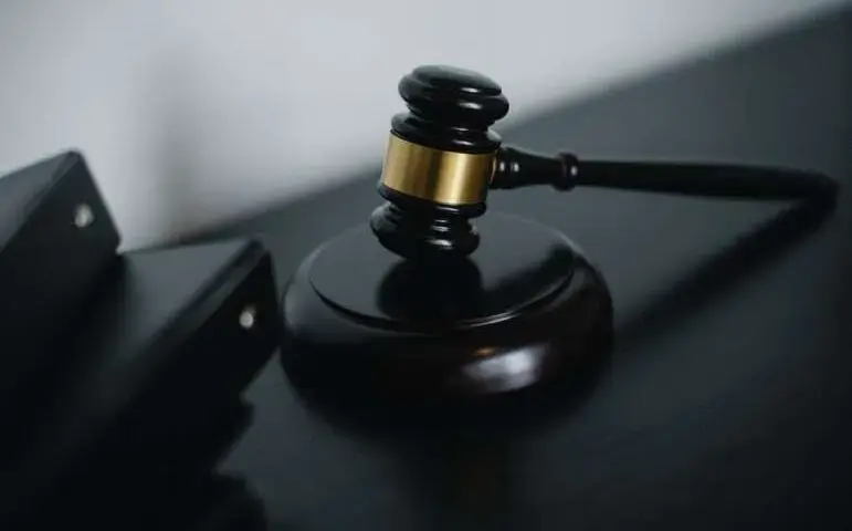 Skazanie bez rozprawy kiedy? Ważne warunki i konsekwencje prawne