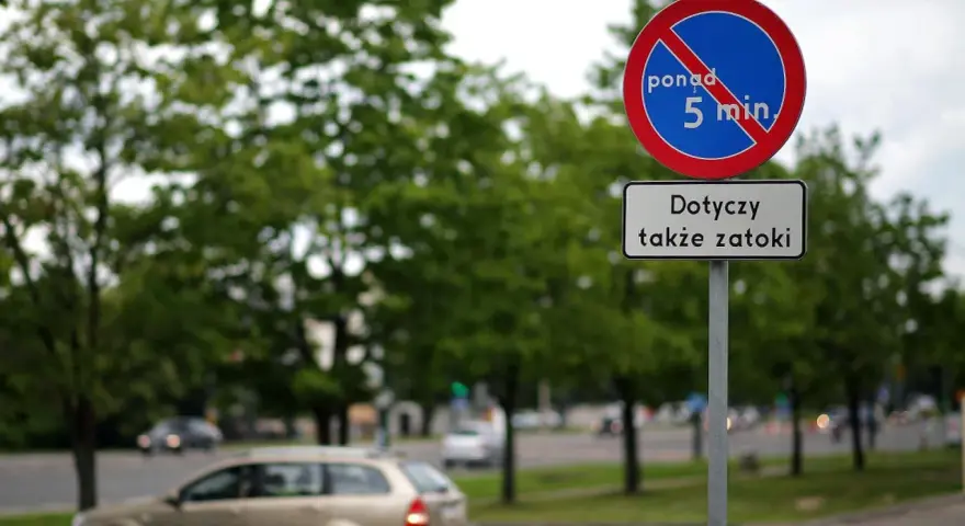Znak B35 informuje, że postój dłuższy niż 5 minut jest zabroniony, dotyczy także zatoki.