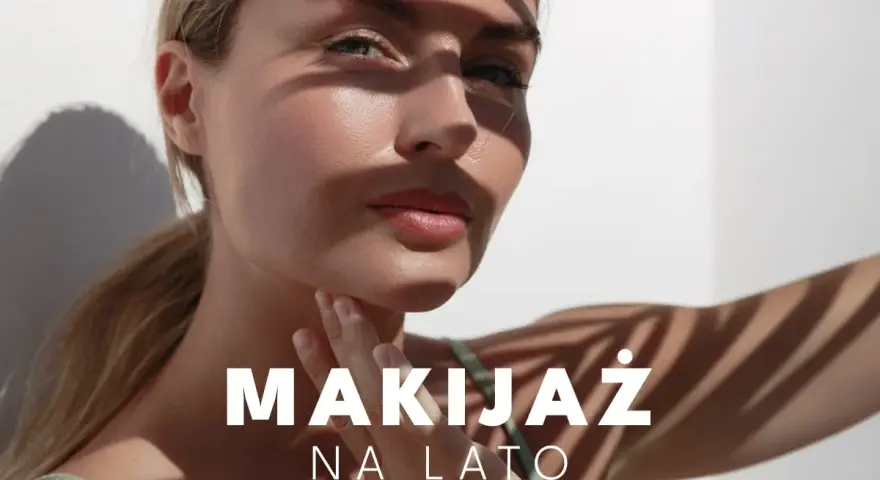 Promienna skóra i subtelny makijaż na lato. Delikatne cienie liści podkreślają naturalne piękno.
