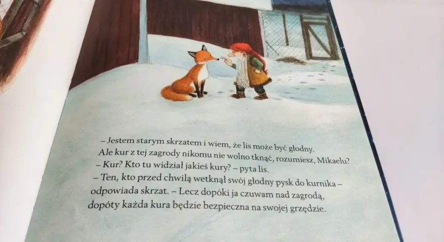 Lis i skrzat rozmawiają na śniegu. Skrzat ostrzega lisa przed kurami, a lis udaje, że ich nie widział.
