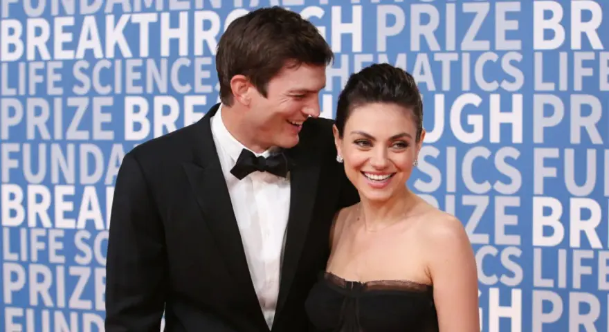 Ashton Kutcher i Mila Kunis, niczym dwa skorpiony, błyszczą na czerwonym dywanie.