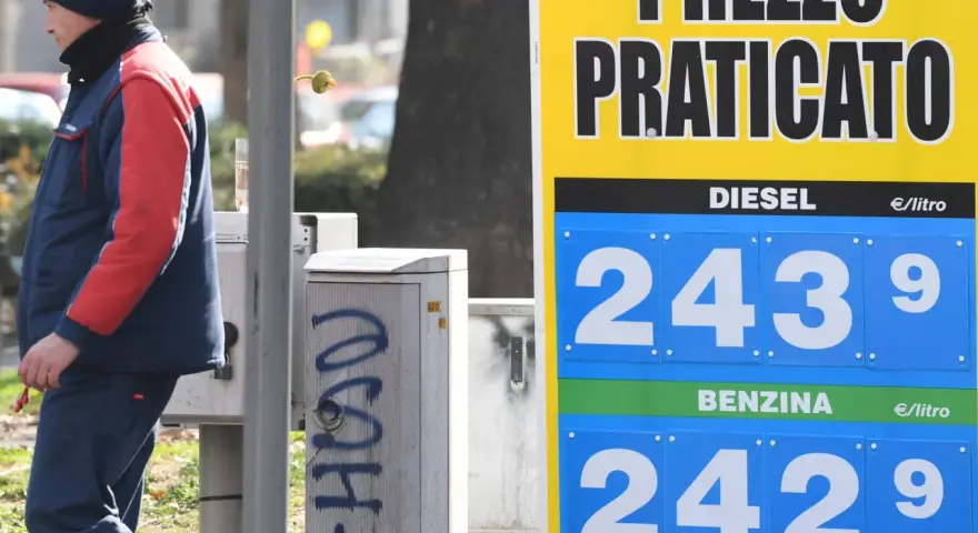 Prezzo praticato per benzina e diesel, con la benzina accise che mostra un prezzo di 2,429 €/litro.