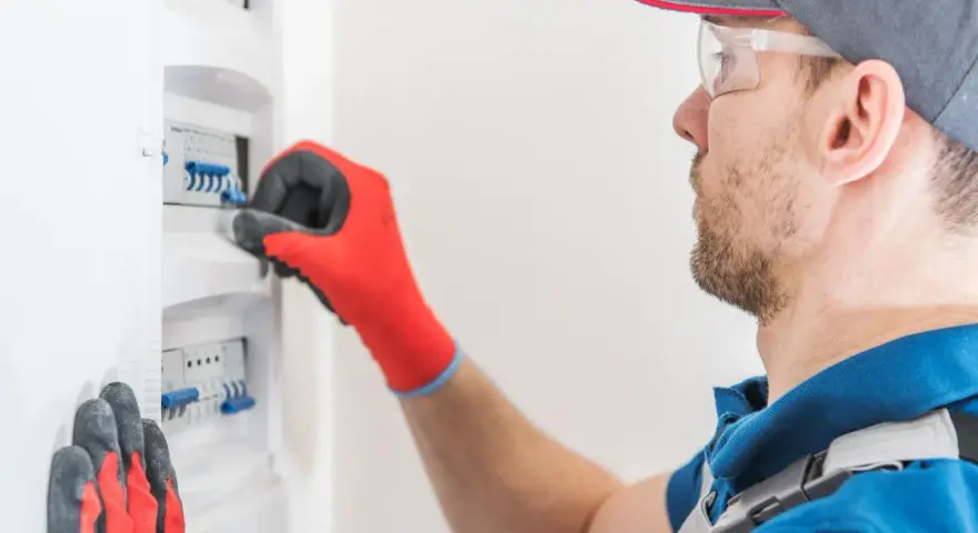 Kontrola instalacji elektrycznej w bloku - co musisz wiedzieć, aby uniknąć zagrożeń