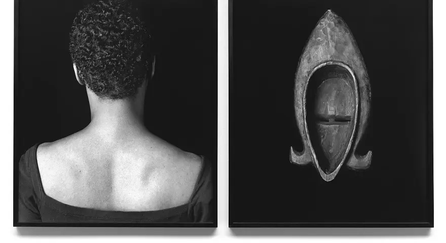 Lorna Simpson, dos portraits en noir et blanc : la nuque d'une femme et un masque africain.