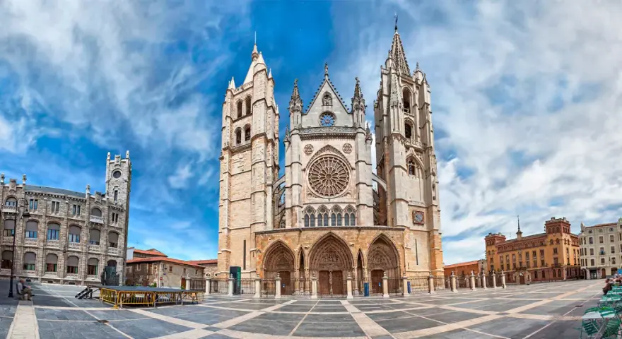 Los mejores lugares que visitar en León para no perderse la magia