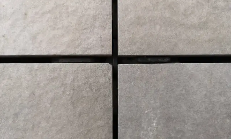 Jaka fuga do płytek 120x20? Wybierz odpowiednią szerokość i materiał