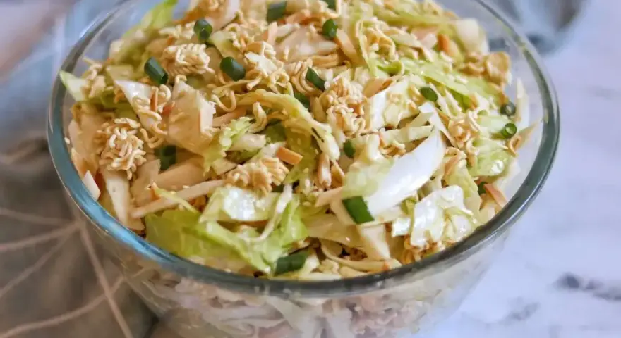 Chrupiąca kapusta z makaronem instant i szczypiorkiem, jak z chińskiej restauracji. Pyszna i prosta!