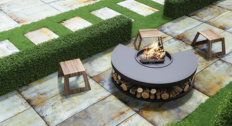 Modernos suelos para patios exteriores con hoguera central, asientos de madera y césped artificial.