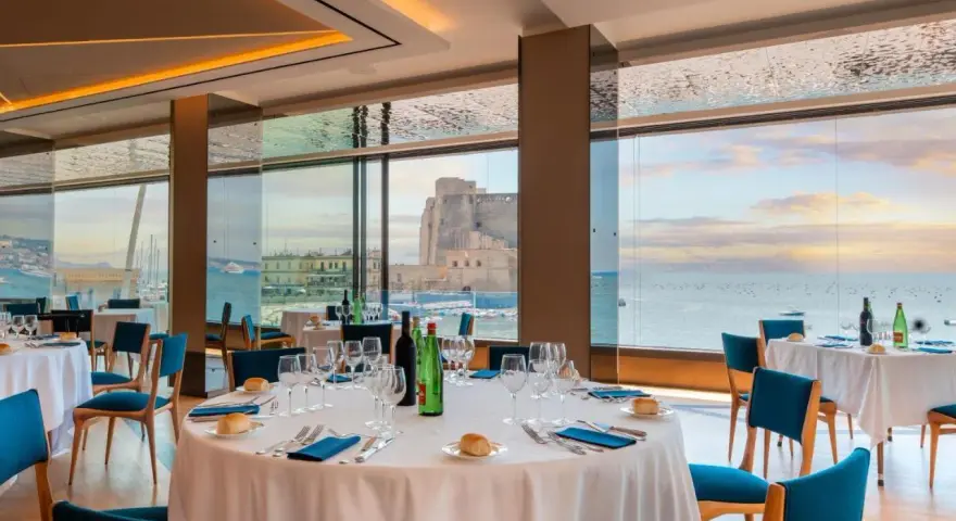 Hotel Royal Continental Napoli: Piscina sul tetto e vista mozzafiato