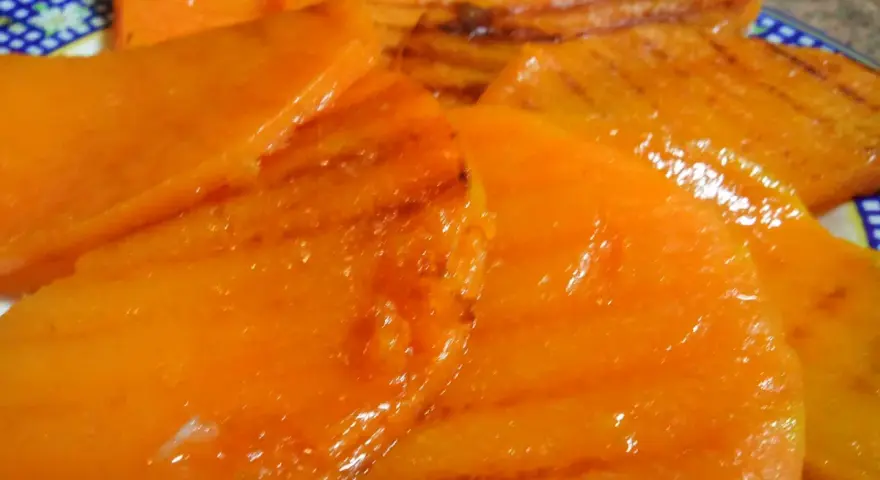 Rebanadas de calabaza a la plancha, doradas y jugosas, con marcas de parrilla.