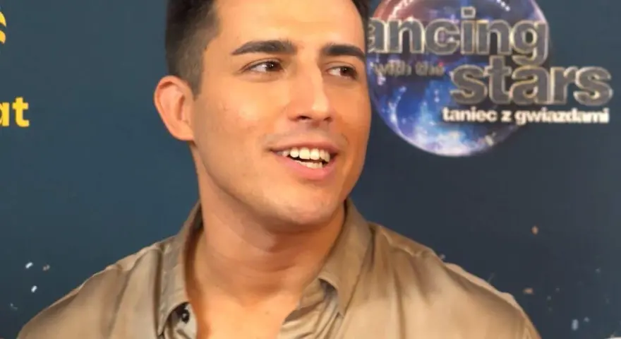Filip Lato, w letniej stylizacji, udziela wywiadu. W tle logo "Dancing with the Stars".