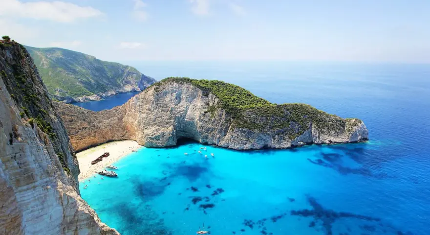 Widok na Navagio Beach, słynną plażę na greckich wyspach, z wrakiem statku i turkusową wodą.