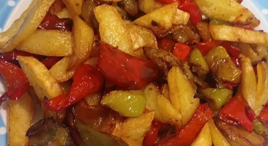 Pipi e patate croccanti e colorate, un contorno saporito e invitante.