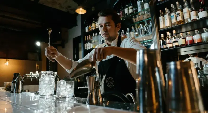 Barman w Gdańsku przygotowuje drinka. Zastanawiasz się, ile zarabia barman w Gdańsku?