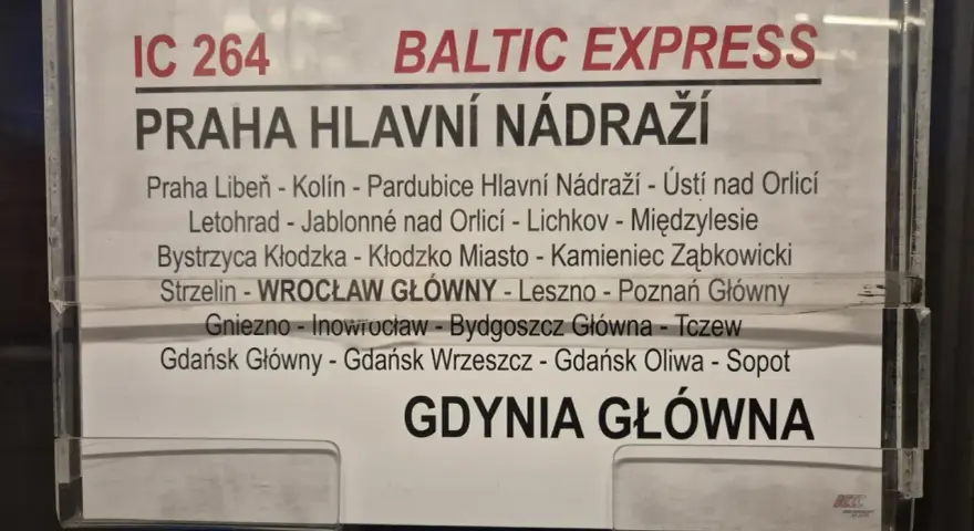 Rozkład jazdy pociągu IC 264 Baltic Express z Gdańska do Pragi, z licznymi przystankami po drodze.
