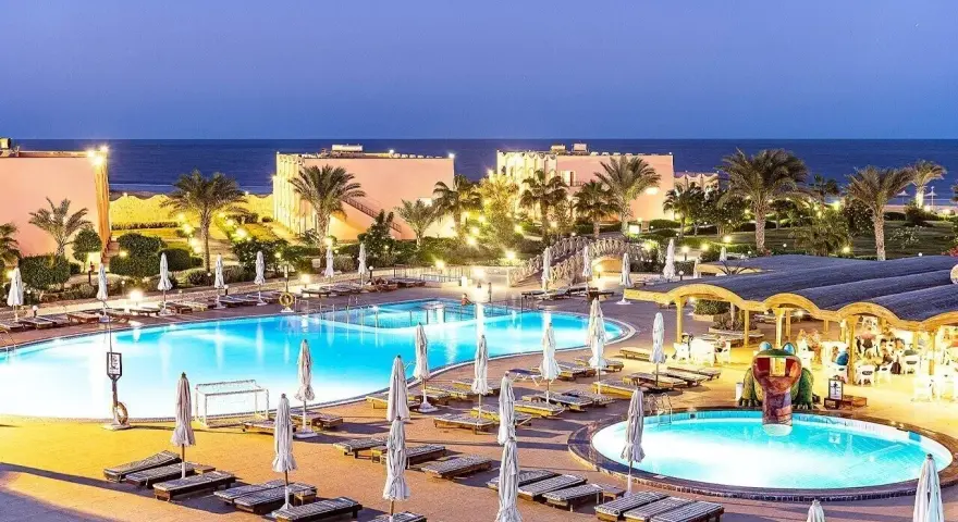 Piękny resort nad morzem, baseny, palmy, idealne miejsce na wakacje. Three corners happy life beach resort opinie potwierdzają jego urok.