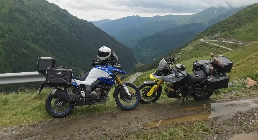 Dwa motocykle turystyczne z kuframi na górskiej drodze w Rumunii. Idealne na wyprawę motocyklem, co zabrać?