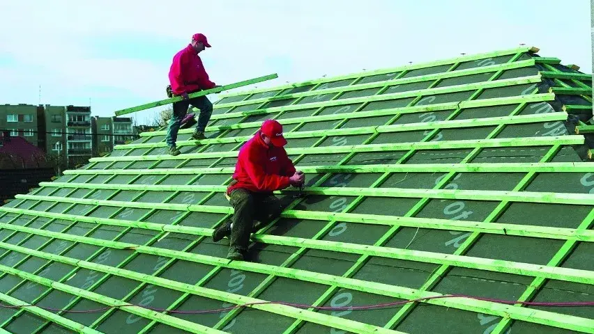 Jakie łaty pod dachówkę? Kluczowe wymiary i materiały do wyboru