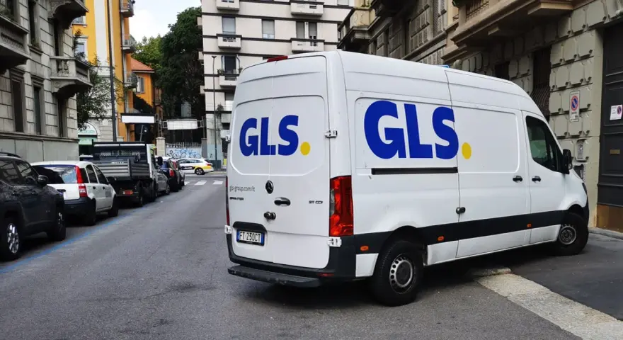Furgone GLS bianco parcheggiato in strada. Chissà quanto guadagna un corriere per fare consegne in città.