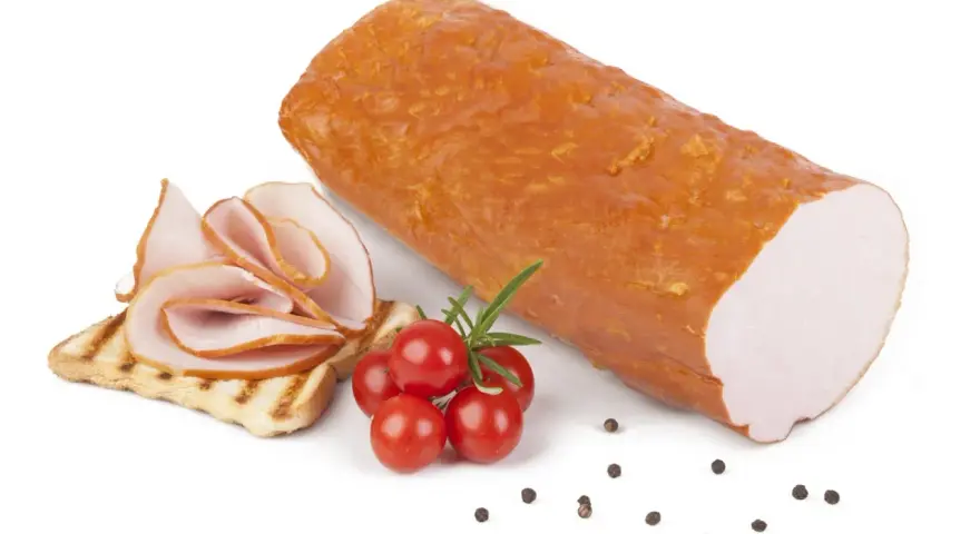 Polędwica sopocka wędzona, pokrojona w plastry na grzance, z pomidorkami koktajlowymi i rozmarynem.