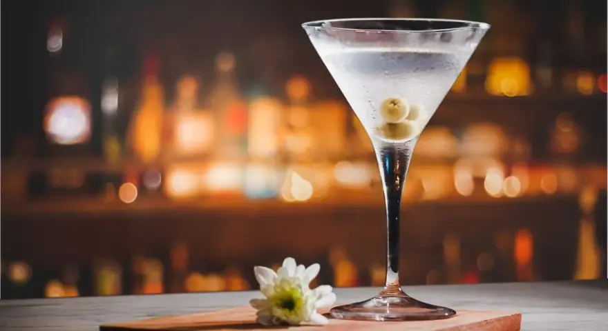 Klasyczny martini asti z oliwkami, idealne do delektowania się w barze.