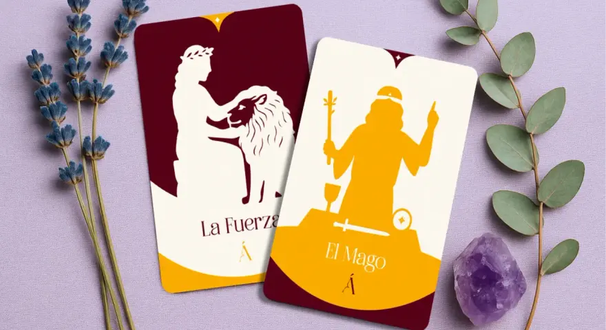 Dos cartas de tarot, "La Fuerza" y "El Mago", junto a lavanda y una amatista, sugieren un camino de autoconocimiento y poder interior.