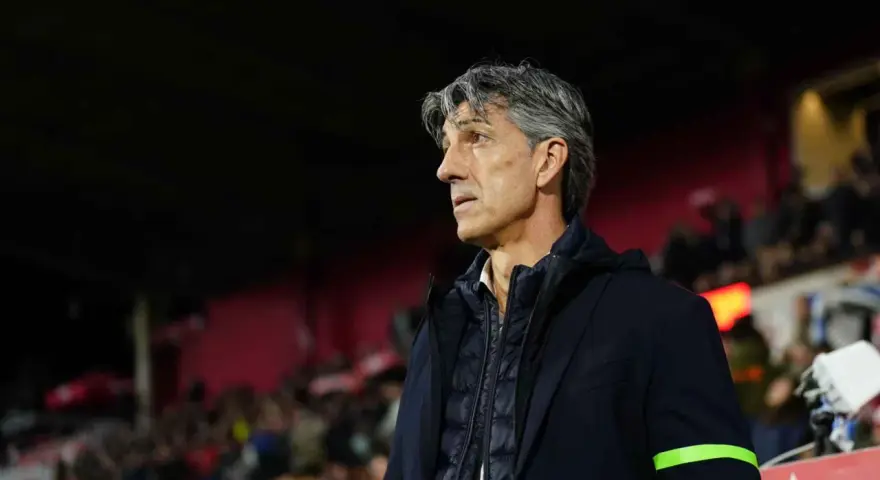 Entrenador de la Real Sociedad, con su mirada fija en el partido. Los sueldos del equipo son un tema importante.