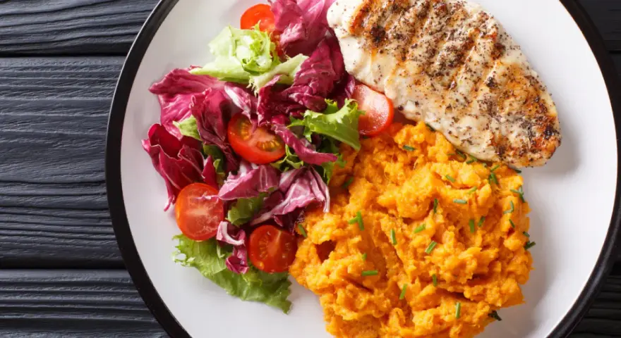Grillowana pierś kurczaka z purée z batatów i sałatką z pomidorkami. Świetna alternatywa, co zamiast ziemniaków na obiad.