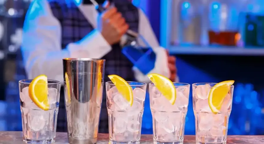 Barman przygotowuje drinki. Zastanawiasz się, ile kosztuje kurs barmana, by móc tak tworzyć?