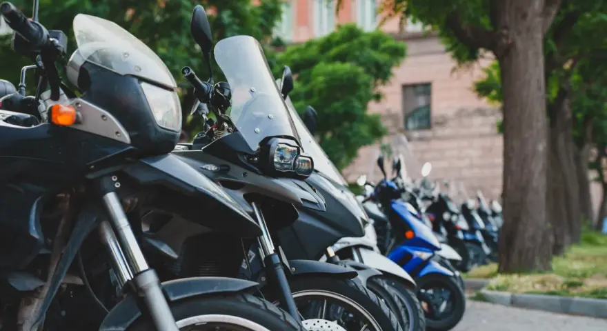 Różne rodzaje motocykli stojące w rzędzie, od turystycznych po sportowe.