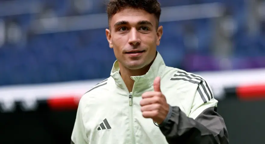 David Jiménez corredor, con una chaqueta deportiva, da el pulgar hacia arriba.