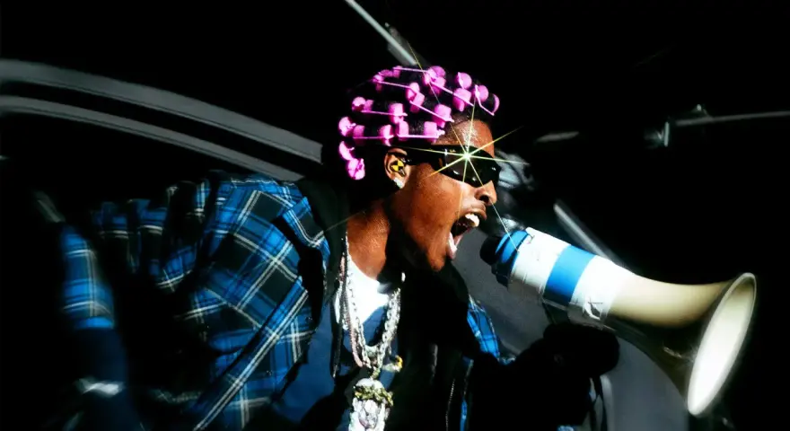 ASAP Rocky z różowymi wałkami na głowie i megafonem zapowiada swój nowy album.