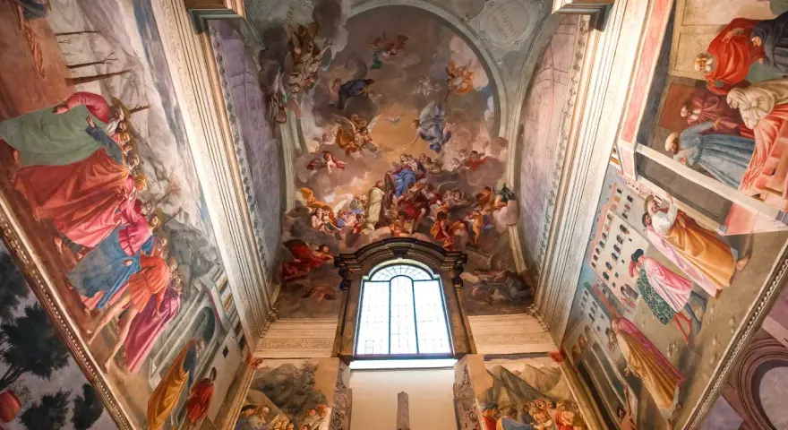Fresques vibrantes d'une église, évoquant la splendeur de la renaissance histoire avec des scènes célestes et terrestres.