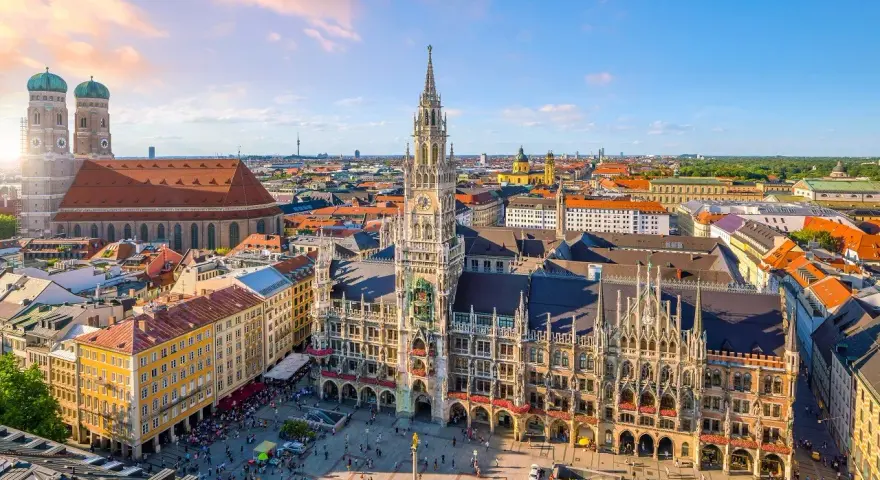 Widok na Marienplatz w Monachium, z Nowym Ratuszem i Frauenkirche. Idealne miejsce, by zacząć zwiedzanie w Monachium.