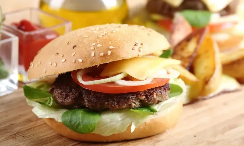Jak zrobić idealne domowe burgery? Przepis i sekrety mistrza.