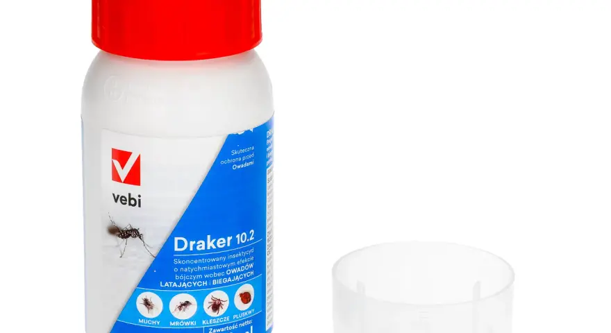 Uniwersalny środek do oprysku drzew owocowych Draker 10.2 z miarką. Skuteczna ochrona przed owadami latającymi i biegającymi.