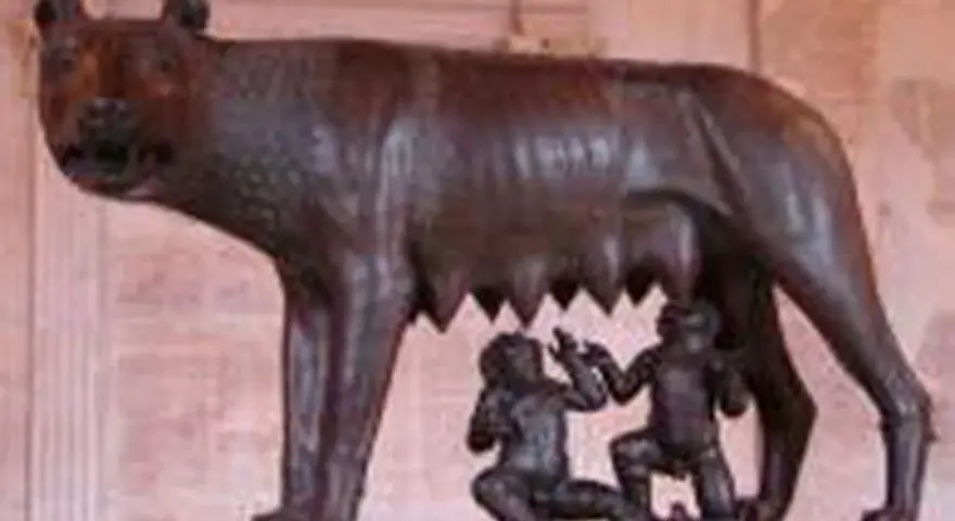 La louve Capitoline, symbole de Rome, nourrit Romulus et Rémus. Une sculpture antique qui raconte la légende fondatrice.