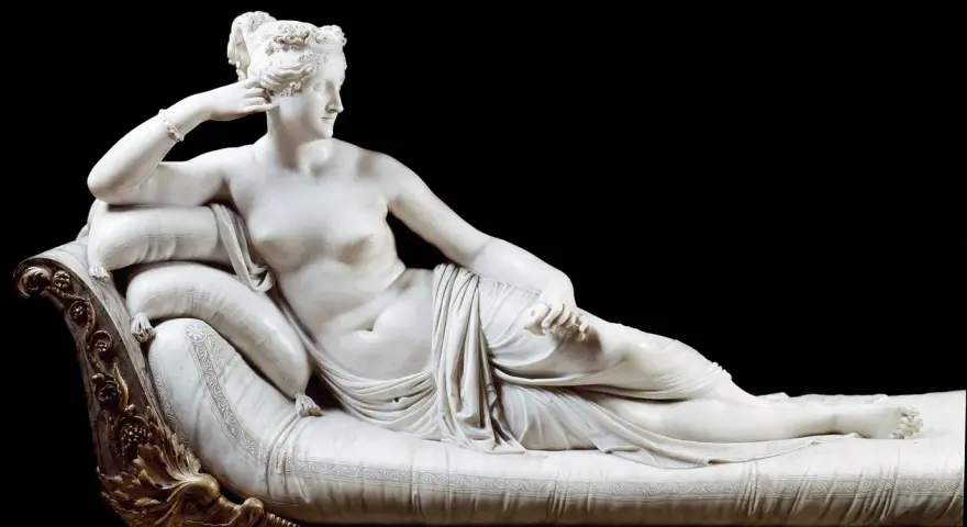 La sculpture de Pauline Bonaparte par Canova, une déesse couchée sur un divan, rayonne de grâce et de beauté intemporelle.