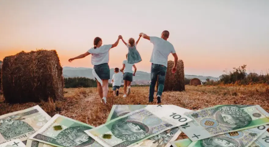 Rodzina biegnie przez pole ku zachodzącemu słońcu, a pod stopami leżą banknoty 100 zł. Wniosek 800 plus do kiedy?