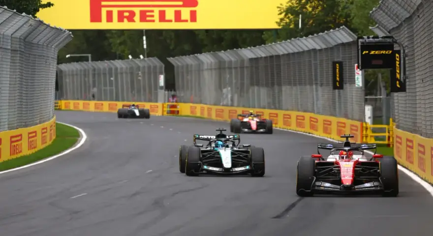 Coches de F1 compiten en una pista, con el logo de Pirelli al fondo. ¡Noticias de F1!