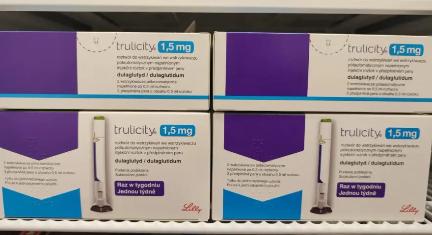 Cztery opakowania leku Trulicity 1,5 mg, zawierające po dwa wstrzykiwacze półautomatyczne z roztworem do wstrzykiwań.