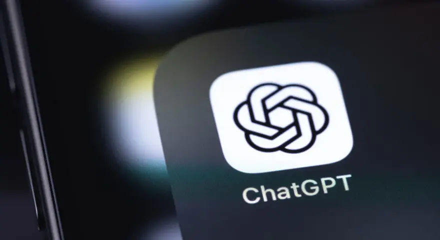 Ikona aplikacji ChatGPT na ekranie telefonu. Odkryj możliwości darmowego chat gpt i twórz niesamowite treści.