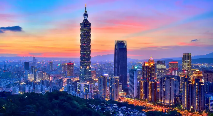Wieczorny widok na Taipei 101 i inne drapacze chmur, stolica Tajwanu, rozświetlone w blasku zachodzącego słońca.