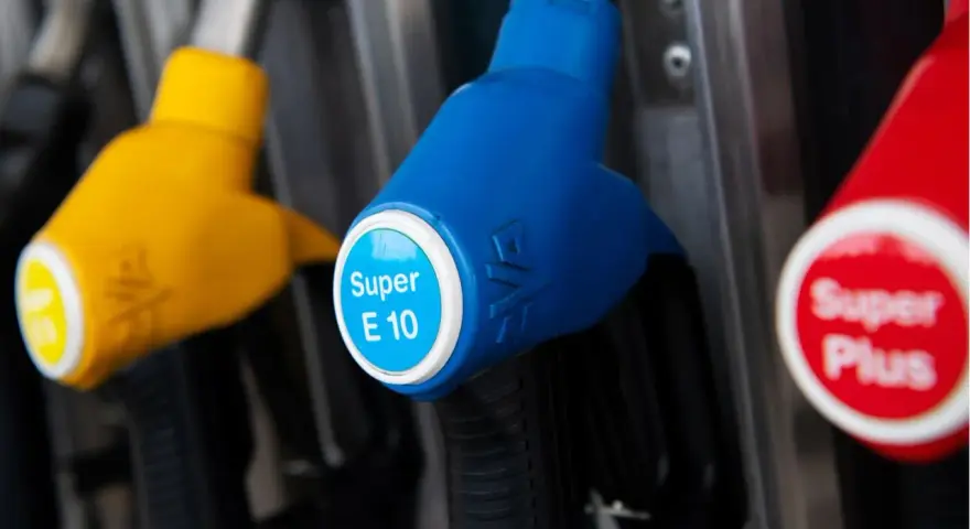 Zapfen für Super E10, einen Benzinmix mit Ethanol, und Super Plus an einer Tankstelle.