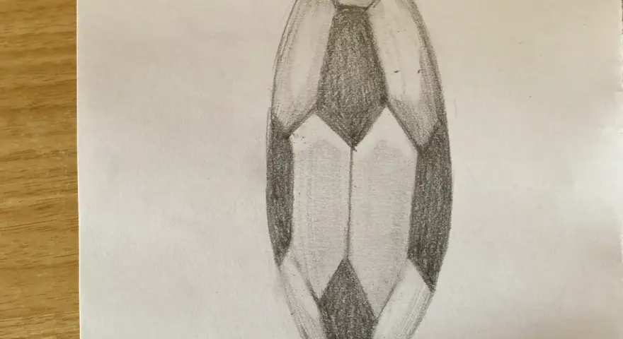 Un dessin au crayon d'une forme ovale facettée, un trompe l'oeil qui donne l'illusion d'une pierre précieuse.